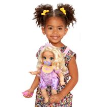 Boneca Bebê Disney Princesa Rapunzel Deluxe - Com Tiara, Carrinho, Pelúcia, Chupeta, Babador e Mamadeira - Exclusivo Amazon