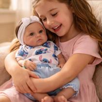 Boneca Bebê Reborn Abigail Silicone Sólido Premium Pintura Hiper Realista Mama e Faz Xixi Cabelo Fio a Fio com Redemoinho