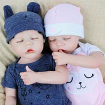 Boneca Bebê Reborn Brastoy Casal Gêmeos Corpo de Tecido 45cm Conjunto de Roupa Mamadeira e Chupeta Boneca Bebê Reborn Brastoy Casal Gêmeos Corpo de Tecido 45cm Conjunto de Roupa Mamadeira e Chupeta