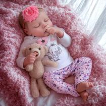 Boneca Bebê Reborn Brastoy Corpo de Tecido 48cm Kit Conjunto de Roupa Mamadeira Chupeta