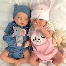 Boneca Bebê Reborn Casal Gêmeos Corpo de Tecido 45cm Conjunto de Roupa Mamadeira e Chupeta Brastoy Boneca Bebê Reborn Casal Gêmeos Corpo de Tecido 45cm Conjunto de Roupa Mamadeira e Chupeta Brastoy