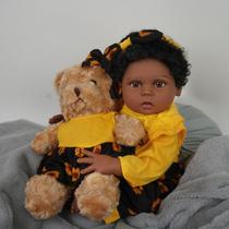 Boneca Bebê Reborn Negra Brastoy Silicone Realista 48cm Kit Acessórios Conjunto Roupa Mamadeira Chupeta Pelúcia Fralda Certidão