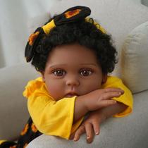 Boneca Bebê Reborn Negra Brastoy Silicone Realista 48cm Kit Acessórios Conjunto Roupa Mamadeira Chupeta Pelúcia Fralda Certidão