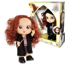 Boneca Bravezinha Tipo Hermione do Harry Potter Com Varinha