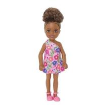 Boneca Chelsea 14Cm Negra Vestido Floral Hgt07