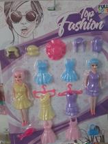 Boneca com roupas para troca