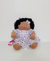 Boneca De Pano Lara Negra Morena Pelúcia Lilás Floral 41cm Boneca De Pano Lara Negra Morena Pelúcia Lilás Floral 41cm