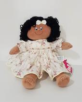 Boneca De Pano Lara Negra Morena Pelúcia Rosê Nude Floral 41cm Boneca De Pano Lara Negra Morena Pelúcia Rosê Nude Floral 41cm