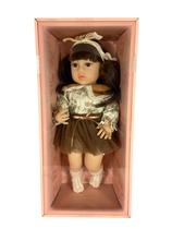 Boneca de Porcelana Baby Collection 45cm Roupinha Estilizada com Caixa de Coleção Toys Import