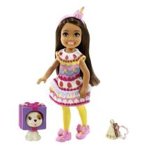 Boneca de Vestido do Barbie Club Chelsea (Morena de 6 Polegadas) em Traje de Bolo com Pet e Acessórios, para Crianças de 3 a 7 anos