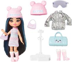 Boneca de viagem Barbie Extra Fly Minis Snowy com destaques em azul gelado