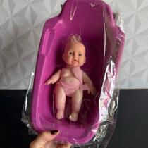 Boneca de vinil na banheira rosa com roupa para brinquedo presente dia das crianças
