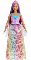 Boneca fashion Barbie Dreamtopia Royal com corpo curvilíneo e cabelo roxo
