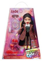 Boneca fashion Bratz Alwayz Jade com 10 acessórios e pôster