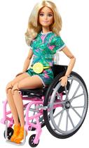 Boneca Fashionista 165 com Cadeira de Rodas e Roupa Tropical
