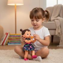 Boneca Hannah Suquinho com Copo 30cm Corpo Macio Roupas Coloridas Acessórios Inclusos Boneca Hannah Suquinho com Copo 30cm Corpo Macio Roupas Coloridas Acessórios Inclusos