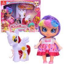 Boneca KindiKids Articulada Com Pônei Branco - Castela Boneca KindiKids Articulada Com Pônei Branco - Castela