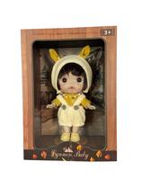 Boneca Lynmon Baby 20cm Roupinha Amarela com Orelhinhas Brinquedo Infantil Toys Import