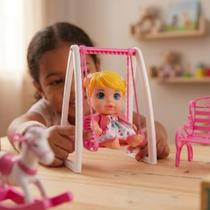 Boneca Mini Bee Hugs com Parquinho e Balanço Bee Toys