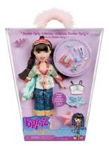 Boneca moderna Bratz Slumber Party Jade com 2 pijamas e pelúcia