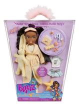 Boneca moderna Bratz Slumber Party Sasha com 2 pijamas e pelúcia Boneca moderna Bratz Slumber Party Sasha com 2 pijamas e pelúcia