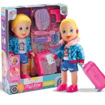 Boneca My Little Collection Vamos Viajar C Mala e Passaporte - Divertoys - DIVER TOYS Boneca My Little Collection Vamos Viajar C Mala e Passaporte - Divertoys - DIVER TOYS
