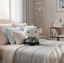 Boneca Pelúcia Hello Kitty Sanrio Vestido Xadrez Preto Branco, Tecido Macio e Antialérgico