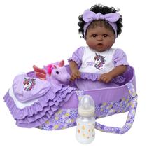 Boneca Reborn ADFO Reborn Black Kimi 50cm com cesta e unicórnio Boneca Reborn ADFO Reborn Black Kimi 50cm com cesta e unicórnio