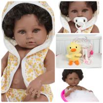 Boneca Reborn Menina Negra Roupão Patinho Pelúcia Acessórios