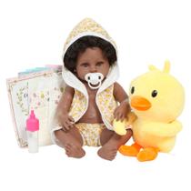 Boneca Reborn Negra Com Saída de Banho Patinho + Kit Itens Boneca Reborn Negra Com Saída de Banho Patinho + Kit Itens