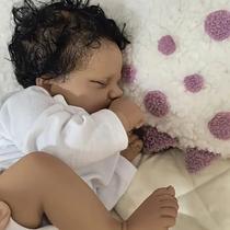 Boneca Reborn Pinky Reborn Afro-American de 46 cm com acesso.