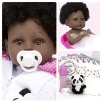 Boneca Reborn Pretinha Panda Cabelo Cacheado Corpo de Vinil Boneca Reborn Pretinha Panda Cabelo Cacheado Corpo de Vinil