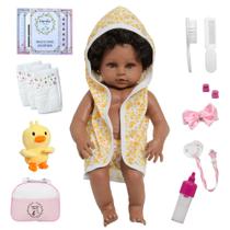 Boneca Tipo Reborn Negra 46cm Fofa Com Roupão de Patinho Boneca Tipo Reborn Negra 46cm Fofa Com Roupão de Patinho