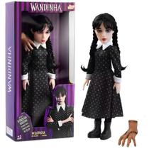 Boneca Wandinha 45cm Acompanha Mãozinha Addams - Baby Brink Boneca Wandinha 45cm Acompanha Mãozinha Addams - Baby Brink