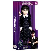 Boneca Wandinha 45cm + Mãozinha Addams Original Baby Brink Boneca Wandinha 45cm + Mãozinha Addams Original Baby Brink