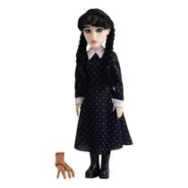 Boneca Wandinha Addams 44cm com Mãozinha - Baby Brink Boneca Wandinha Addams 44cm com Mãozinha - Baby Brink