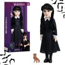 Boneca Wandinha Addams Original 44cm + Mãozinha Articulada Em Vinil Infantil Vandinha Novabrink Brinquedo