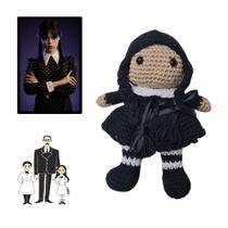Boneca Wandinha Família Addams Crochê 21,5x10 cm Amigurumi Boneca Wandinha Família Addams Crochê 21,5x10 cm Amigurumi