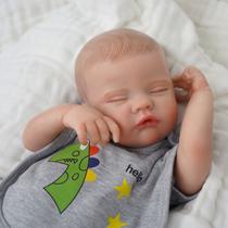 Boneco Bebê Reborn Brastoy Corpo de Tecido 51cm Kit Conjunto de Roupa Mamadeira Chupeta