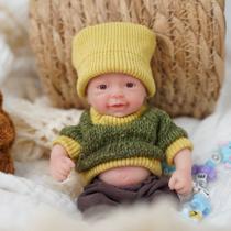 Boneco Bebê Reborn Brastoy Realista Silicone 15cm Conjunto de Roupa Mamadeira e Pelúcia Pode Dar Banho Roupa