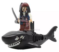 Boneco Blocos De Montar Capitão Jack Sparrow E Tubarão