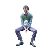 Boneco Colecionável De 10cm Do Joker (Heath Ledger) Sentado Para Decoração De Teto De Carro E Boneco Colecionável De 10cm Do Joker (Heath Ledger) Sentado Para Decoração De Teto De Carro E