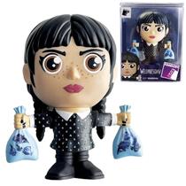 Boneco Colecionável Fandom Box Wandinha com Peixes Wednesday