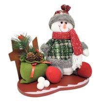 Boneco de Neve Pelúcia na Cerca Base Madeira Presentes e Pinhas- Master Christmas
