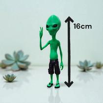 Boneco Et Alienígena Extraterrestre Bermuda Preta Chinelo Sinal da Paz Decoração - 16 cm
