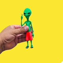 Boneco Et Alienígena Extraterrestre Bermuda Vermelha Chinelo Sinal da Paz Decoração - 16 cm