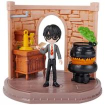 Boneco Harry Potter Magical Minis Harry Aula de Poções - Sunny - Hasbro