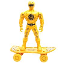 Boneco Hero Squad com skate Boneco Hero Squad com skate