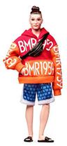 Boneco Ken, Barbie, camiseta com logotipo BMR1959, bermudas listradas e bolsa em forma de cintura.