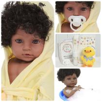 Boneco Reborn Bebê Menino Negro Roupão Patinho + Itens Boneco Reborn Bebê Menino Negro Roupão Patinho + Itens